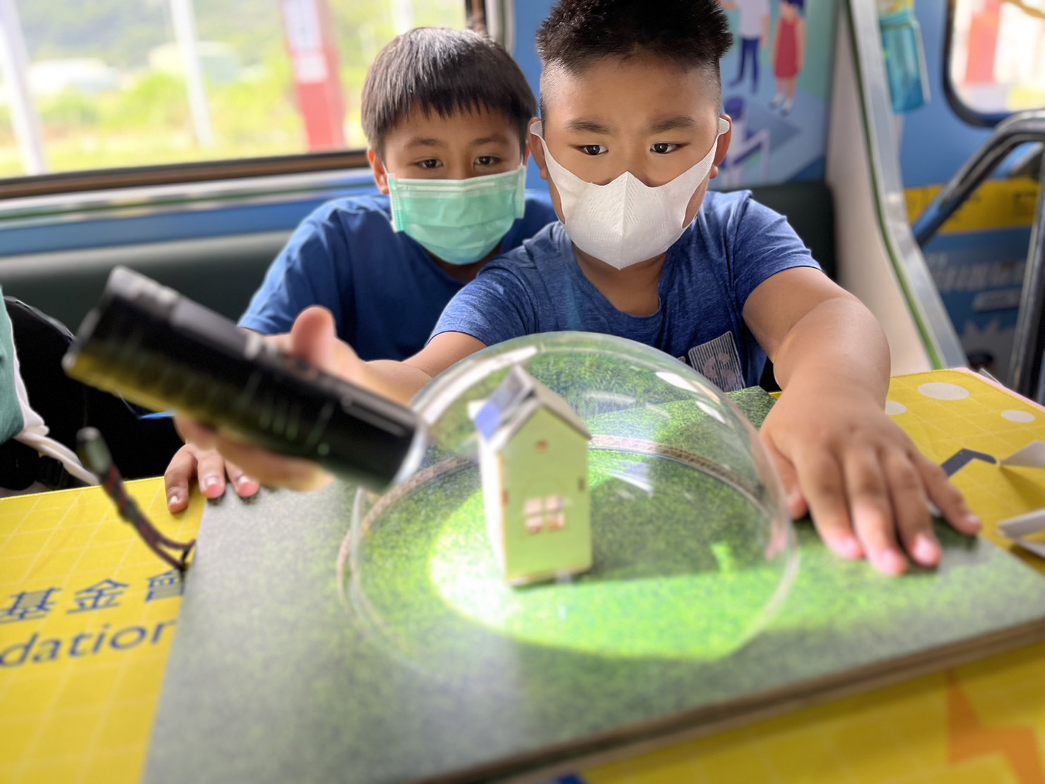 ob电竞參與基礎科學主題車廂，以STEAM教學精神，設計「逐日科學家」、「太陽能工程師」以及「淨零建築師」三大能源科普課程和實驗